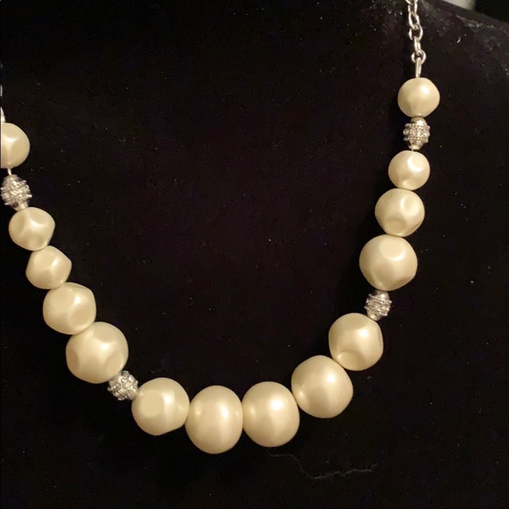 Modern girl pearl necklace